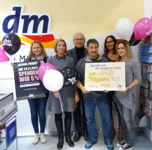 Spendenübergave bei dm: Stadtjugendring erhält 5% der Einnahmen vom Giving Friday