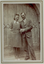 Frau und herr Senz, fotografiert vor dem heutigen großen fenster des Jugendtreffs